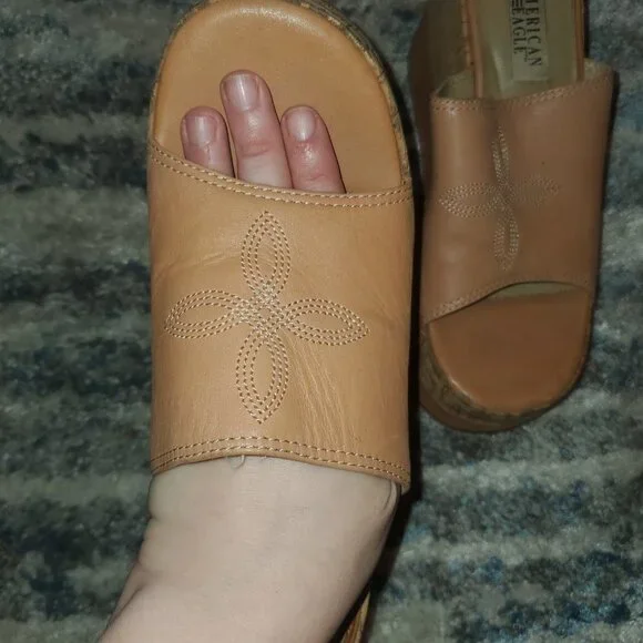 Vintage American Eagle Tan Wedges || sz 8.5 GUC - Picture 4 of 13